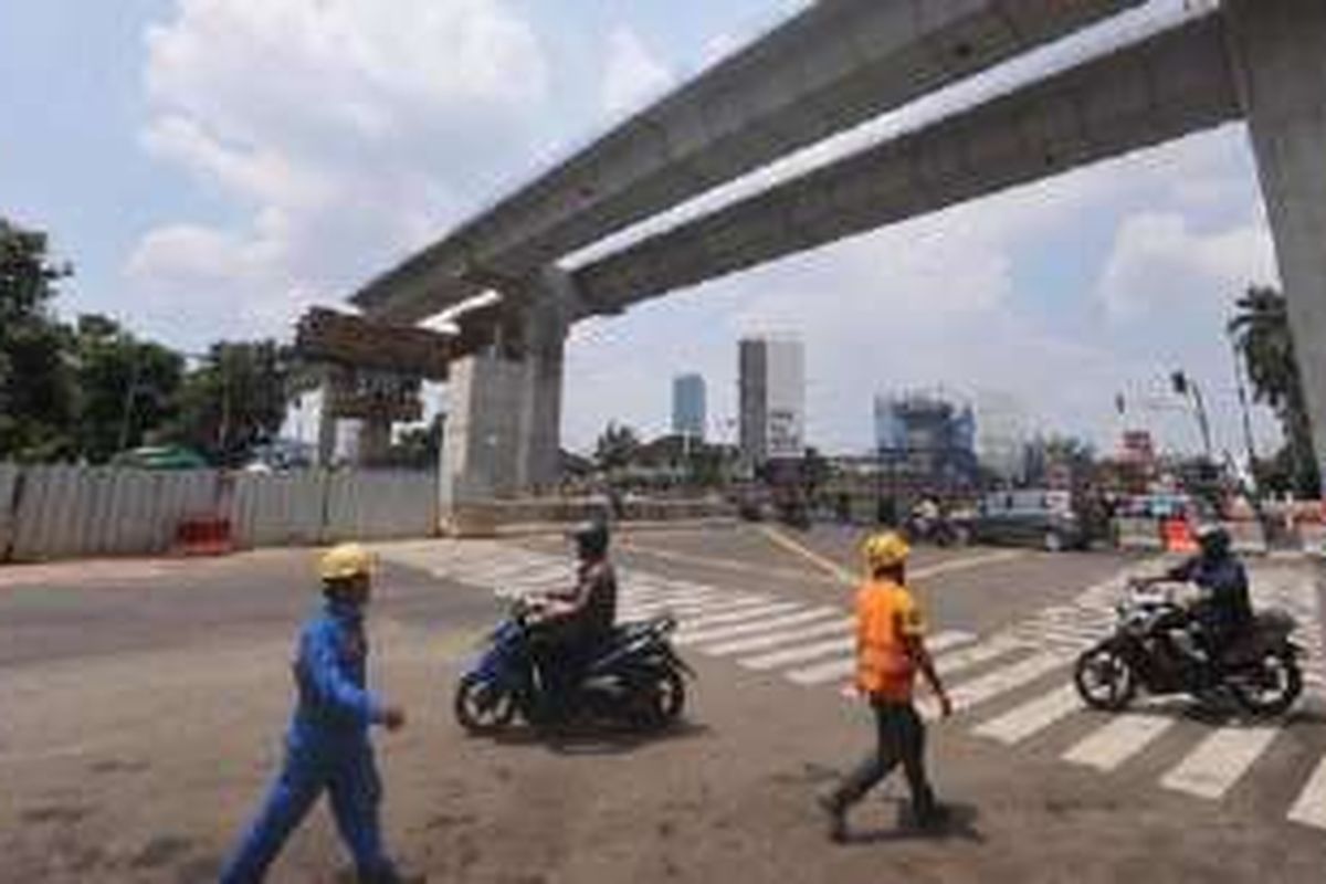 Jalan layang transjakarta Koridor XIII Kapten Tendean-Blok M-Ciledug dan jalur kereta massal cepat (MRT) di Jalan Trunojoyo tengah dalam proses pembangunan. Jalur perpindahan penumpang antara halte transjakarta dan stasiun MRT diperlukan untuk mempermudah konektivitas antarmoda angkutan massal. 