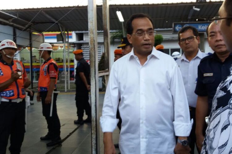 Menteri Perhubungan Budi Karya Sumadi, meninjau kesiapan jalur kereta api Jakarta hingga Sukabumi, Rabu (30/8/2017).