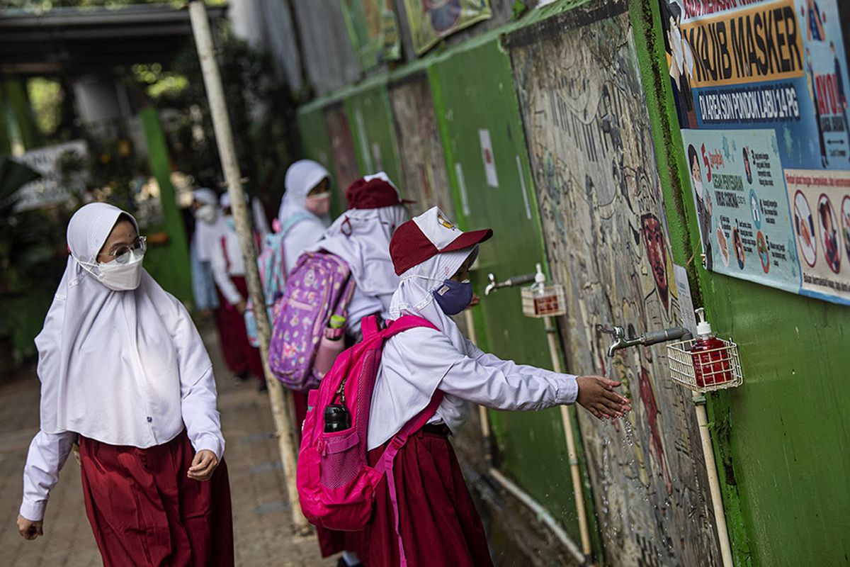 Sejumlah siswa mencuci tangannya seusai mengikuti embelajaran tatap muka di SDN Pondok Labu 14 Pagi, Jakarta Selatan, Senin (30/8/2021). Sebanyak 610 sekolah di Ibu Kota menggelar pembelajaran tatap muka secara terbatas dengan protokol kesehatan ketat.