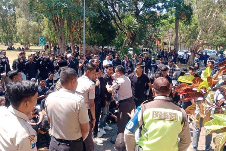 Ratusan mahsiswa UTM Bangkalan, Jawa Timur berunjuk rasa di depan kantor rektorat, Senih (21/8/2023) karena persoalan 1.200 lebih ijazah alumni UTM yang tidak terdaftar di Kemendikbudristek RI