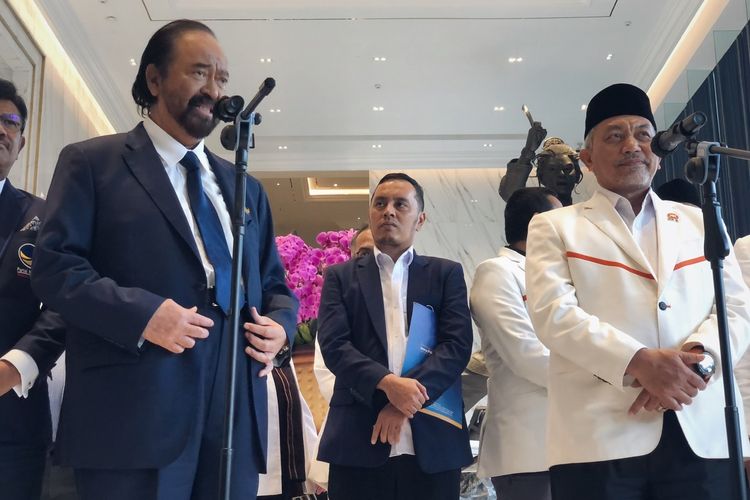 Ketua Umum Partai Nasdem Surya Paloh bersama Presiden PKS Ahmad Syaikhu di Nasdem Tower, Gondangdia, Menteng, Jakarta, Rabu (22/6/2022). Keduanya bertemu untuk menjajaki pembentukan koalisi jelang Pemilu 2024. 
