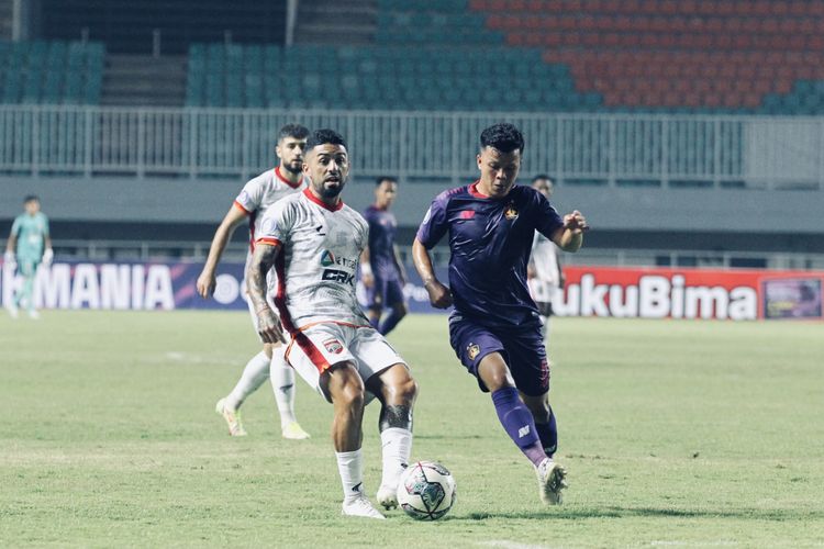 Pemain Borneo FC Jonathan Bustos (kiri) dijaga ketat pemain Persik Kediri pada pekan 2 Liga 1 2021-2022 yang berakhir dengan skor 1-0 di Stadion Pakansari Bogor, Jumat (10/9/2021) malam.