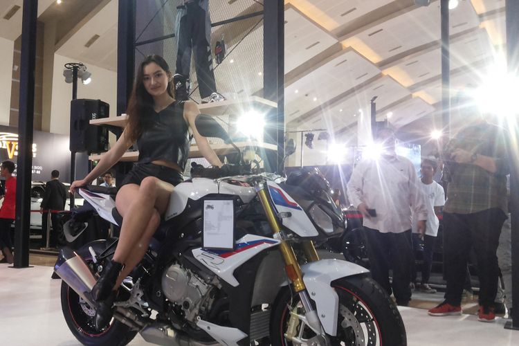 S1000R yang diperkenalkan BMW Motorrad di hari pertama ajang Indonesia International Motor Show (IIMS) 2018, di JIExpo Kemayoran Jakarta, Kamis (19/4/2018).