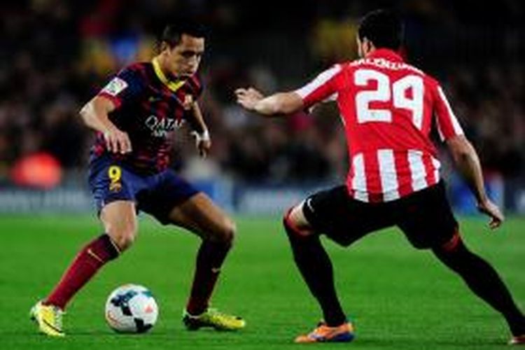 Penyerang Barcelona, Alexis Sanchez, berusaha melawati salah satu pemain Athletic Bilbao dalam lanjutan Primera Division, Minggu (20/4/2014). 