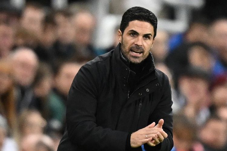 Pelatih Arsenal, Mikel Arteta, bereaksi di pinggir lapangan pada laga Liga Inggris Newcastle United dan Arsenal di St James' Park, Newcastle, Sabtu (4/11/2023) malam WIB.