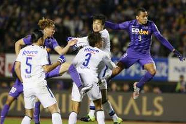Para pemain Sanfrecce Hiroshima dan Gamba Osaka sedang berduel dalam sebuah laga J-League pada 5 Desember 2015.
