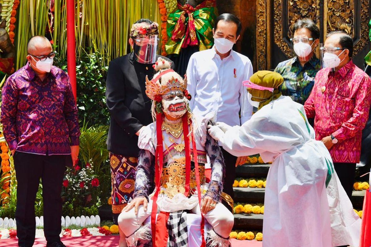 Presiden Jokowi meninjau pelaksanaan vaksinasi massal COVID-19 di Puri Saren Agung, Ubud, Kabupaten Gianyar, Bali, Selasa (16/03/2021).