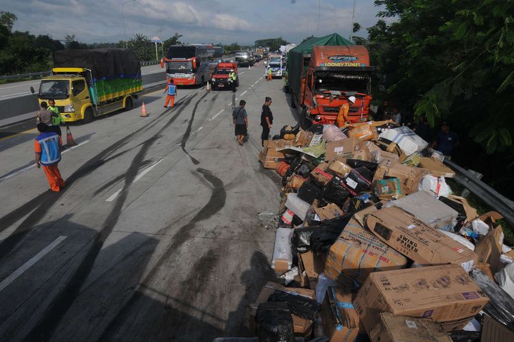 Petugas mengatur arus lalu lintas di sekitar lokasi terjadinya kecelakaan di Jalan Tol Semarang-Solo KM 487, Boyolali, Jawa Tengah, Jumat (14/4/2023). Berdasarkan data sementara Polda Jawa Tengah, kecelakaan yang melibatkan delapan kendaraan tersebut mengakibatkan enam orang meninggal dunia.