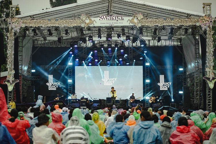 Band Juicy Luicy memeriahkan festival Swaraya yang digelar di pelataran Kebun Raya Bogor, Jawa Barat, pada 25 Juni 2022.