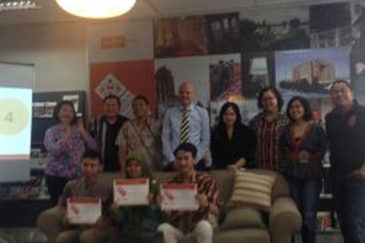 Direktur Nuffic Neso Indonesia, Mervin Bakker, (tengah) bersama para pemenang dan staf Nuffic Neso Indonesia di acara pengumuman pemenang Holland Writing Competion 2015 di kantor Nuffic Neso Jakarta, Jumat (29/5/2015). 
