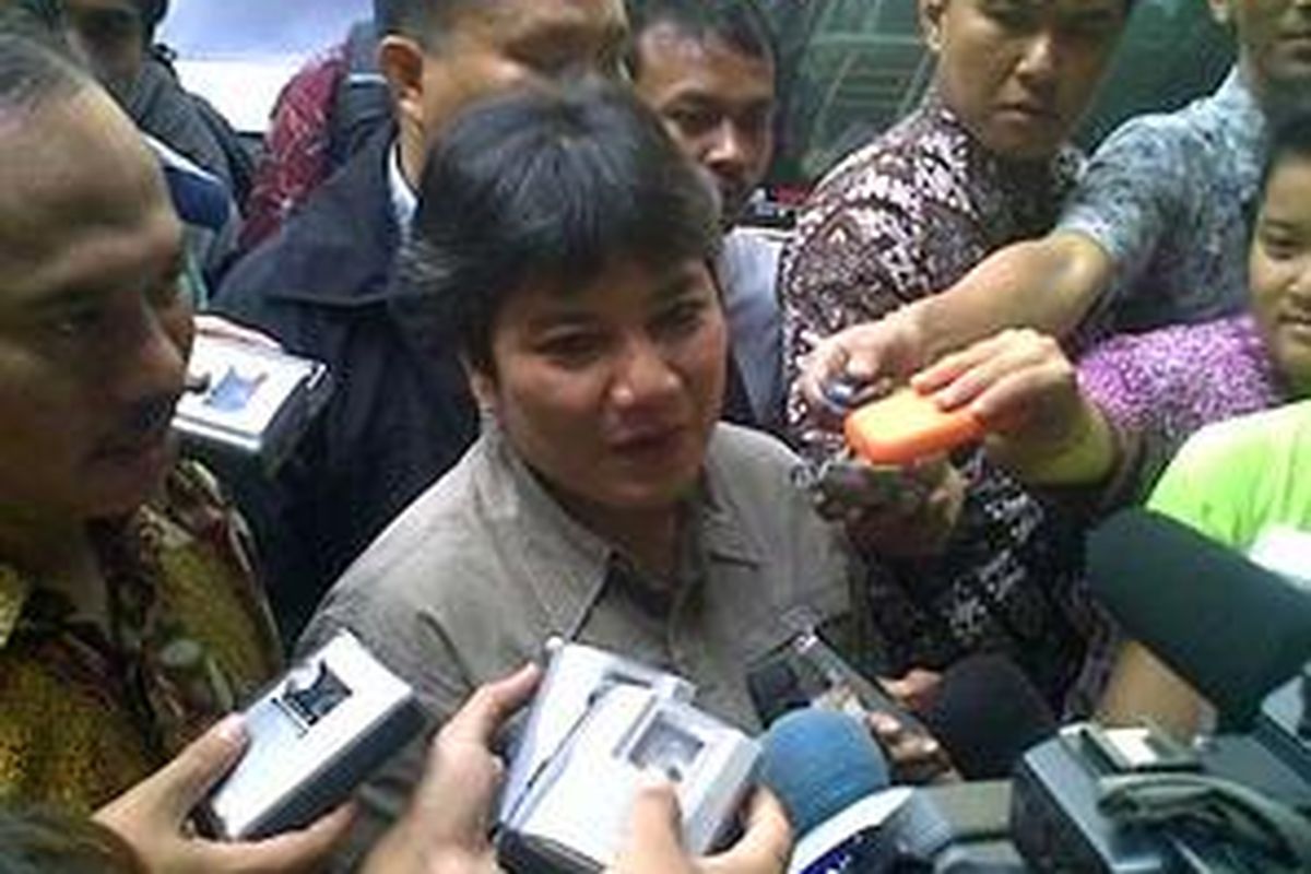 Ketua Komisi IX DPR, Ribka Tjibtaning saat mendatangi Mabes Polri