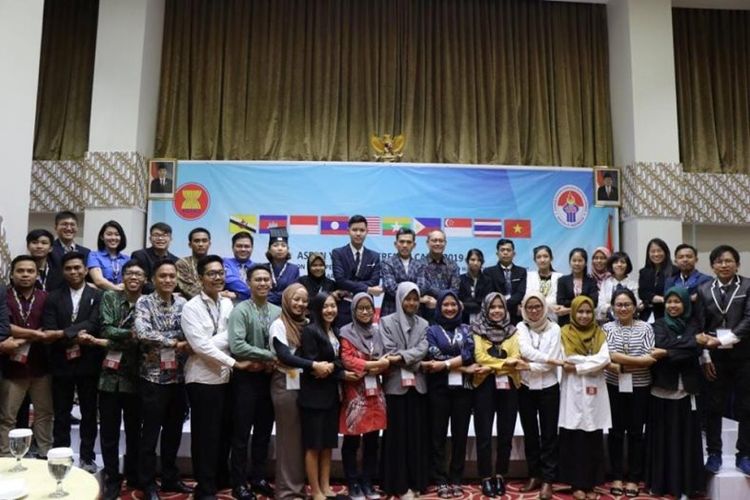 Dr. H.M. Asrorun Ni?am Sholeh, MA. Deputi Bidang Pengembangan Pemuda Kemenpora RI dalam malam pembukaan ASEAN Youth Interfaith Camp (AYIC 2019) 8/7/2019.
