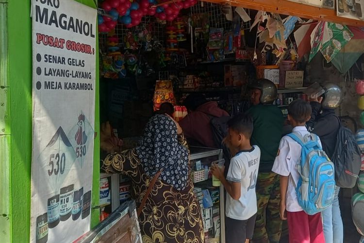 Saat anak-anak membeli layang-layang di Toko Maganol Kota Semarang 