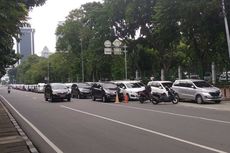 Pengemudi Taksi Online Demo, Mobilnya Padati Jalan Medan Merdeka