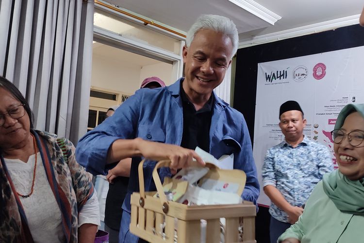 Calon presiden nomor urut 3, Ganjar Pranowo, usai bertemu dengan para aktivis Walhi (Wahana Lingkungan Hidup Indonesia), Kamis (8/2/2024) malam.