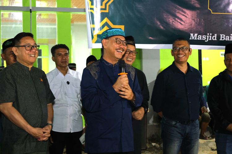 Kepala Otorita Ibu Kota Nusantara (OIKN) Bambang Susantono saat memberikan sambutan pada acara pelepasan pawai takbir keliling, di Masjid Baiturrahman, Desa Karang Jinawi, Ibu Kota Nusantara (IKN), Selasa (9/4/2024).