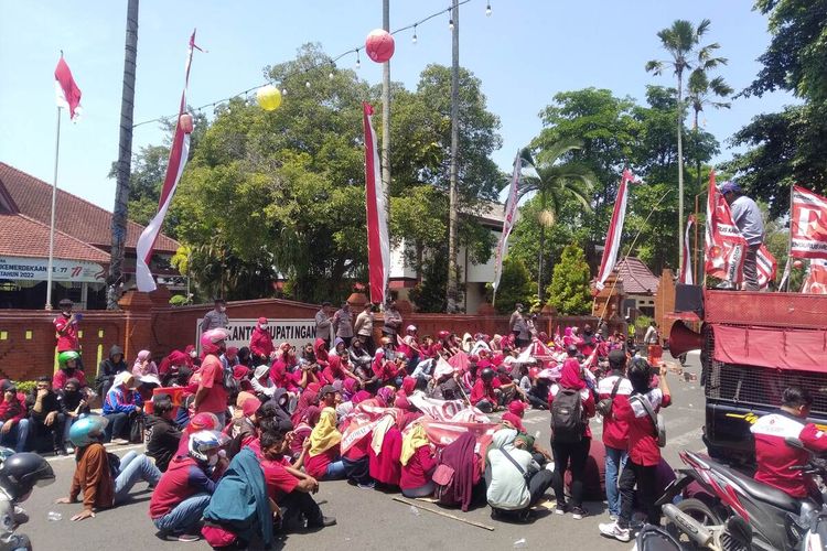 Caption: Pekerja PT Gunawan Fajar menggeruduk Kantor Pemkab Nganjuk, Senin (22/8/2022)