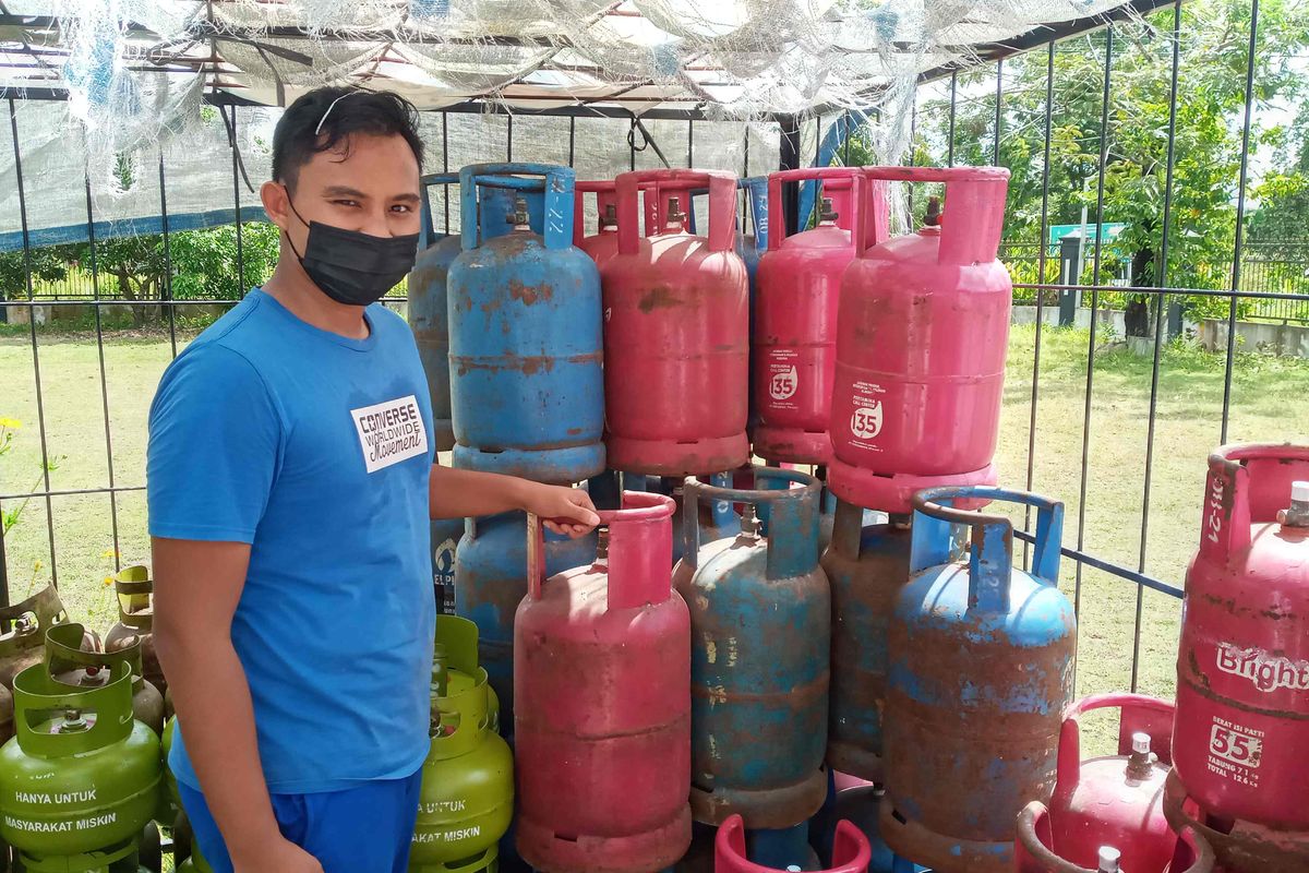 Husein pemilik pangkalan gas elpiji di Kelurahan Jerambah Gantung, Kota Pangkalpinang, Senin (28/2/2022).