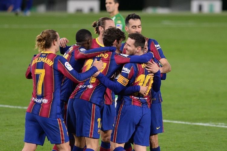 Para pemain Barcelona merayakan gol keduanya dalam pertandingan sepak bola liga Spanyol antara Real Betis melawan FC Barcelona di stadion Benito Villamarin di Seville pada 7 Februari 2021.
