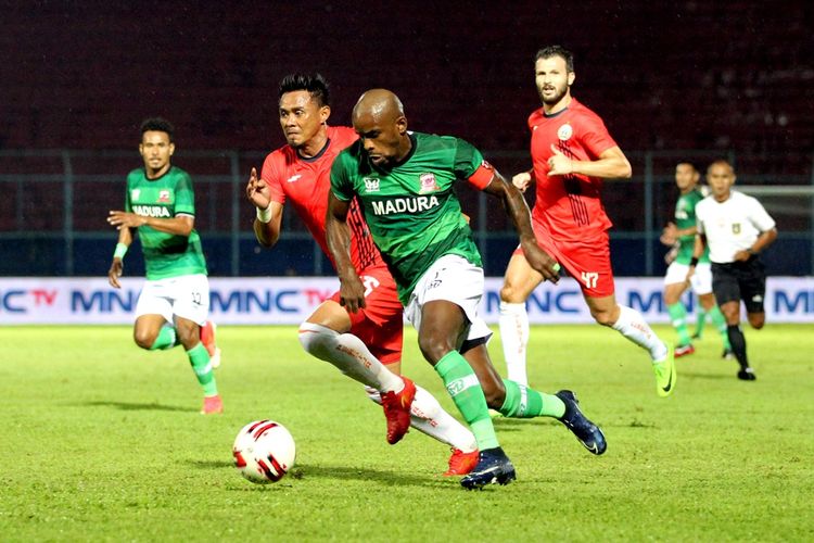 Pertandingan semifinal Piala Guburnur Jawa Timur antara Persija vs Madura United yang berlangsug di Stadion Kanjuruhan, Malam, 17=2/2020). 