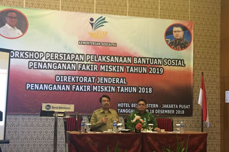 Direktur Sinkronisasi Urusan Pemerintahan Daerah III Kementerian Dalam Negeri (Kemendagri) Eduard Sigalingging, saat menjadi pembicara pada Workshop Persiapan Pelaksanaan Bantuan Sosial Penanganan Fakir Miskin Tahun 2019, di Hotel Best Western, Jakarta, Senin (17/12/2018).