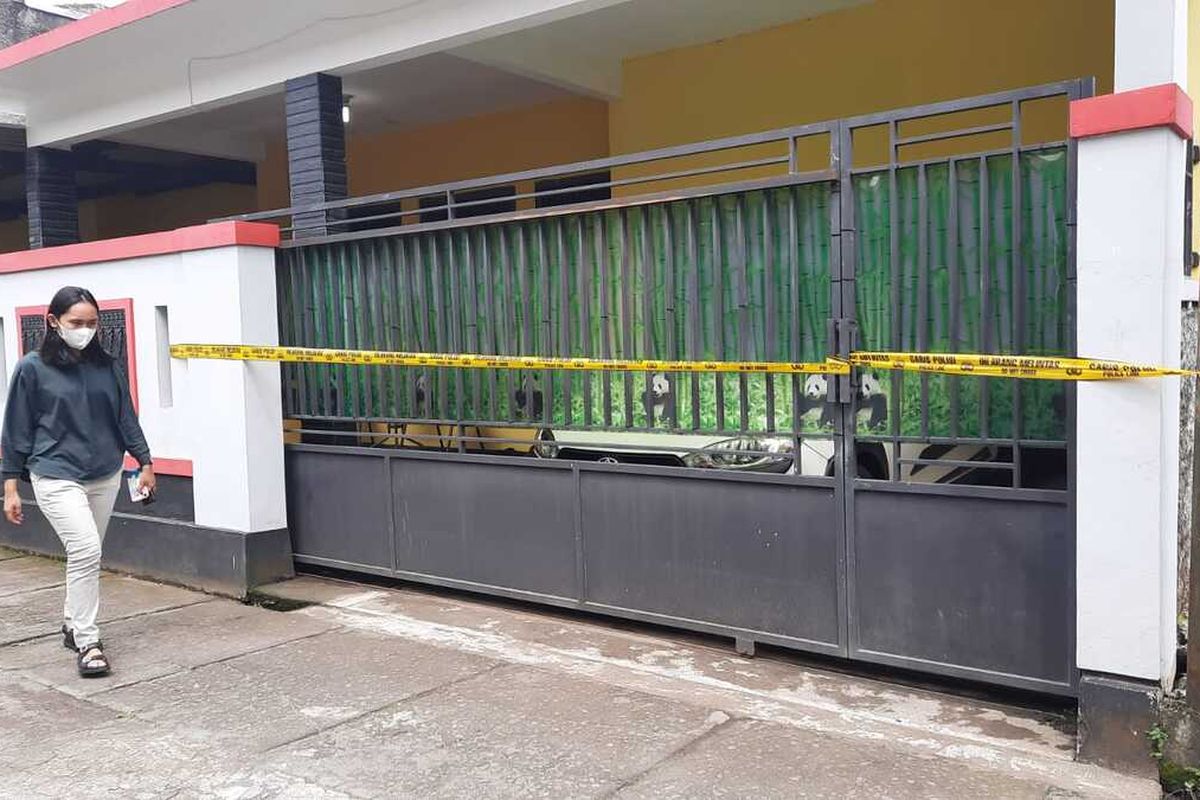 Satu keluarga, terdiri dari ayah, ibu dan anak perempuan, ditemukan meninggal dunia di rumahnya di Jalan Sudiro Gang Durian RT 10 RW 1 Kecamatan Mertoyudan, Kabupaten Magelang, Jawa Tengah, Senin (28/11/2022).
