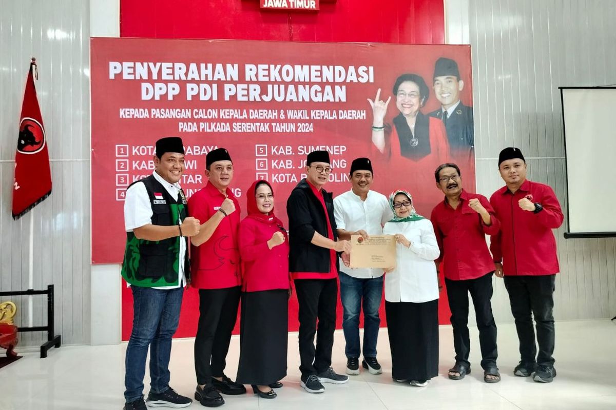 Pasangan Mundjidah Wahab - Sumrambah menerima surat rekomendasi sebagai pasangan calon bupati - calon wakil bupati pada Pilkada Kabupaten Jombang 2024, di Kantor DPD PDI-P Jawa Timur, di Surabaya, Selasa (30/7/2024).