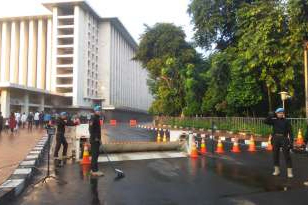 Suasana pengamanan Masjid Istiqlal Jakarta saat Shalat Idul Fitri, Rabu (6/7/2016). Pengamanan tersebut lebih ketat dibandingkan tahun lalu.