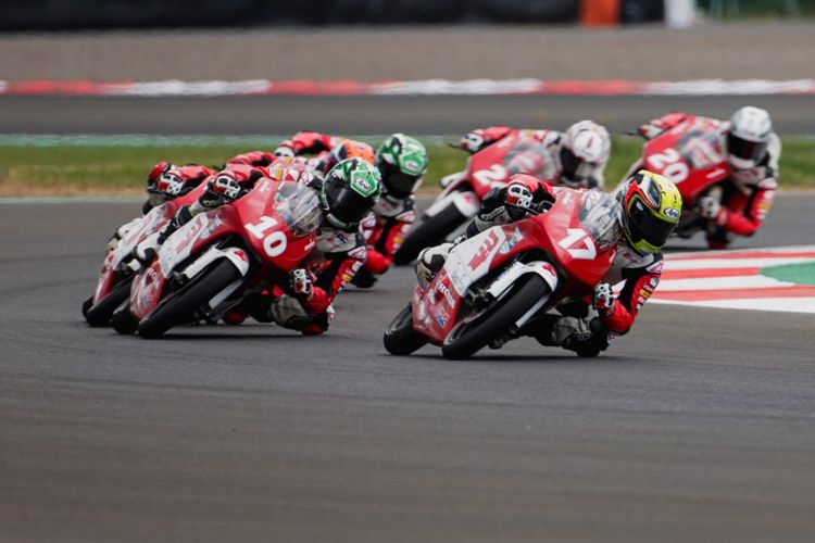 Para pebalap muda binaan Honda saat berlaga pada Idemitsu Asia Talent Cup (IATC) 2021 di Pertamina Mandalika International Street Circuit