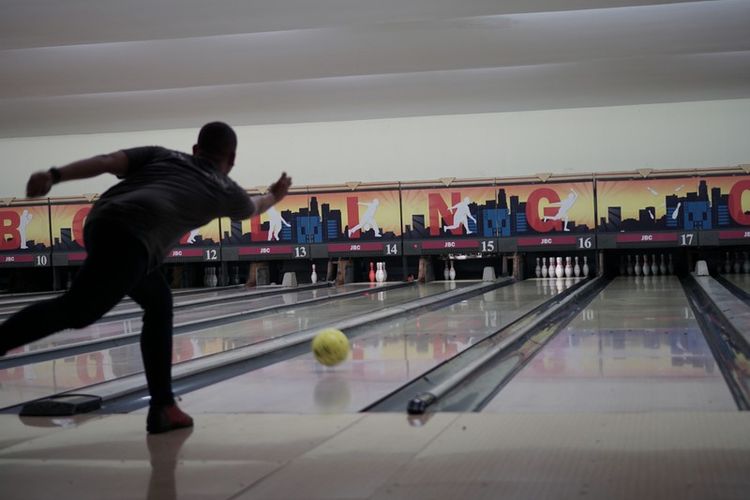 Seorang pemain sedang bermain bowling di Jakarta Bowling Center, Kuningan, Jakarta Selatan.