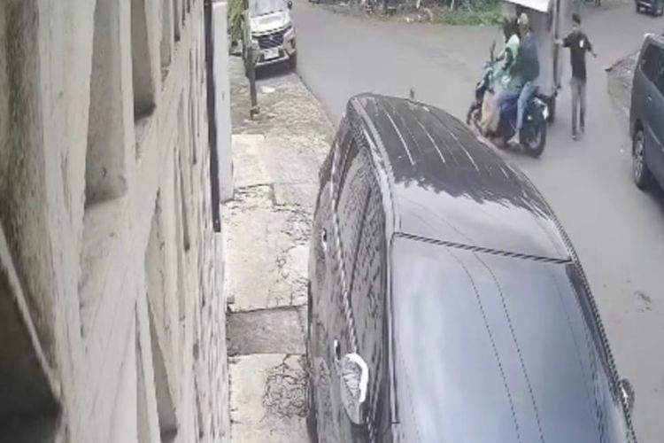 Pria Berjaket Ojol Mencuri Modus Pecah Kaca Mobil, Gagal Kabur Usai Tabrak Motor 