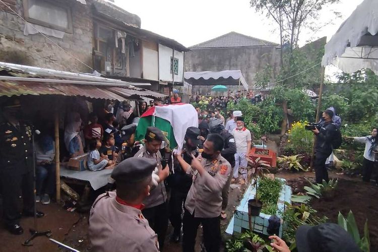 Pemakaman jenazah almarhum Aipda Sofyan di pemakaman Sukahaji, Kota Bandung, Rabu (7/12/2022).