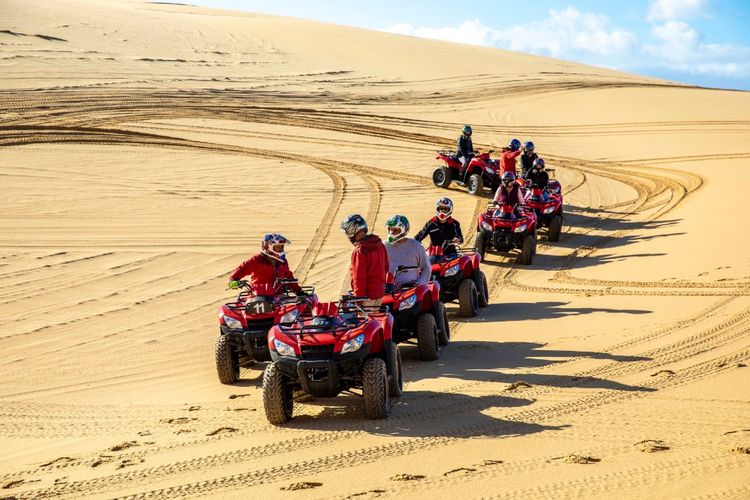 Quad Bike Tours di padang pasir Worimi, Port Stephen, New South Wales, Australia