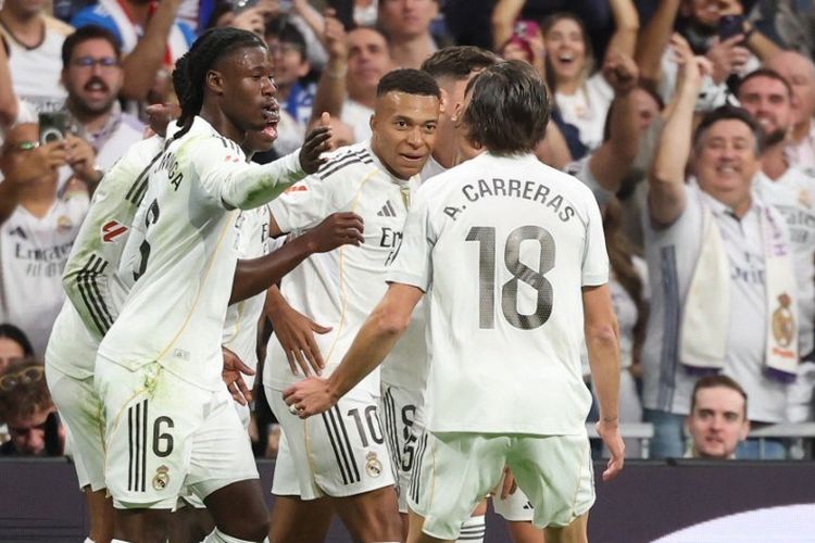 Pemain Real Madrid merayakan gol Kylian Mbappe pada laga Liga Spanyol antara Real Madrid CF dan FC Barcelona di Stadion Santiago Bernabeu di Madrid pada tanggal 26 Oktober 2025.