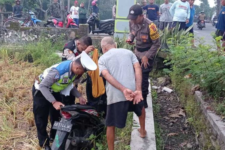 Polisi mengevakuasi bangkai motor Honda Beat AB 5744 WL dari persawahan Jalan Brosot - Nagung di Pedukuhan Jimatan, Kalurahan  Jatirejo, Kapanewon Lendah, Kabupaten Kulon Progo, Daerah Istimewa Yogyakarta. Pengemudi motor remaja bernama NCDP (17) dan APP (16) yang duduk di boncengan. AP tewas, NCDP luka berat.