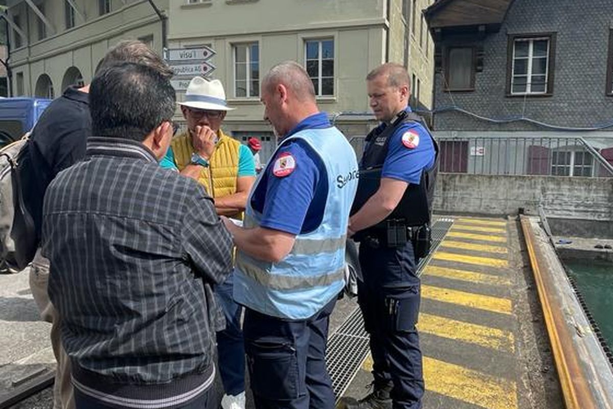 Momen Ridwan Kamil bertemu polisi saat proses pencarian Eril di Sungai Aare, Bern, Swiss. (Sumber: Kemlu.go.id).