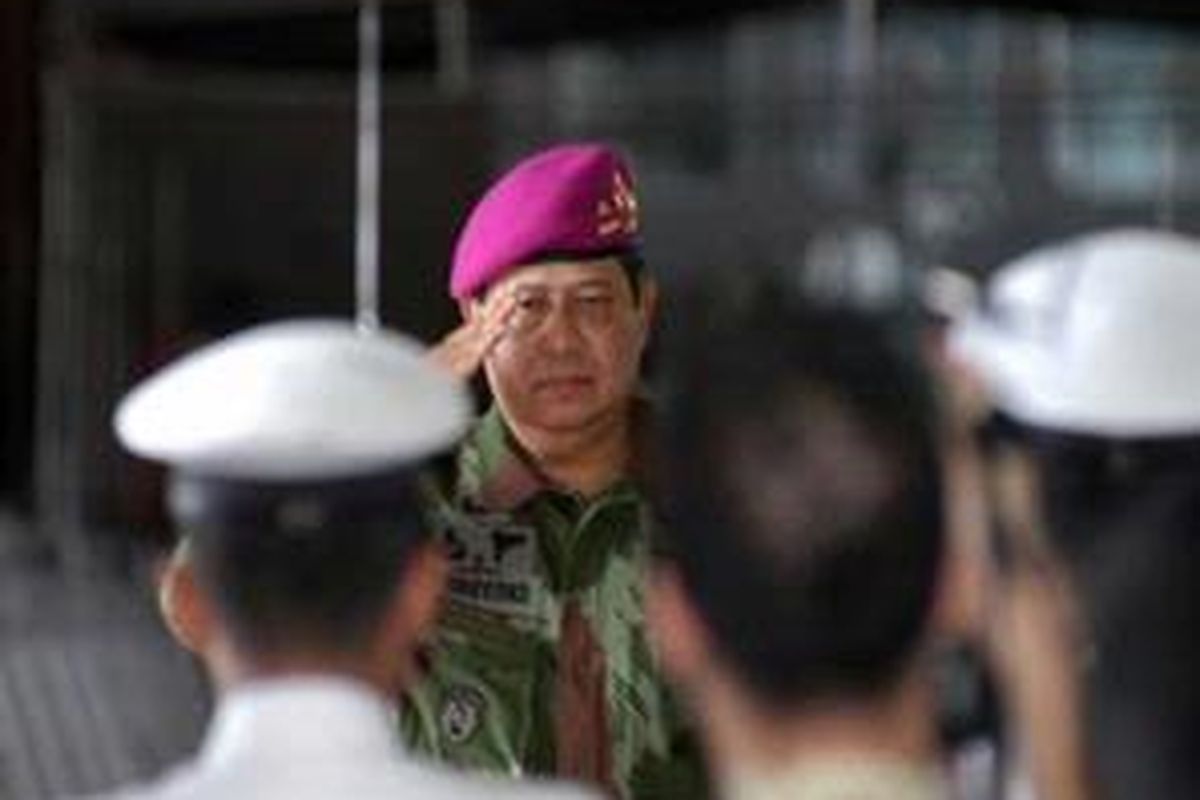 Presiden Susilo Bambang Yudhyono mendapat penghormatan saat memasuki KRI Dr Soeharso-990 untuk mengikuti upacara pengangkatan sebagai warga kehormatan Korps Marinir TNI Angkatan Laut di Bontang, Kalimantan Timur, Minggu (15/6). Penyematan brivet kepada presiden langsung dilakukan oleh KSAL Laksamana TNI Sumardjono. 