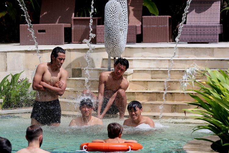 Aktivitas pemain Arema FC bersantai di kolam renang hotel seusai melaksanakan pertandingan Liga 1 2021-2022.
