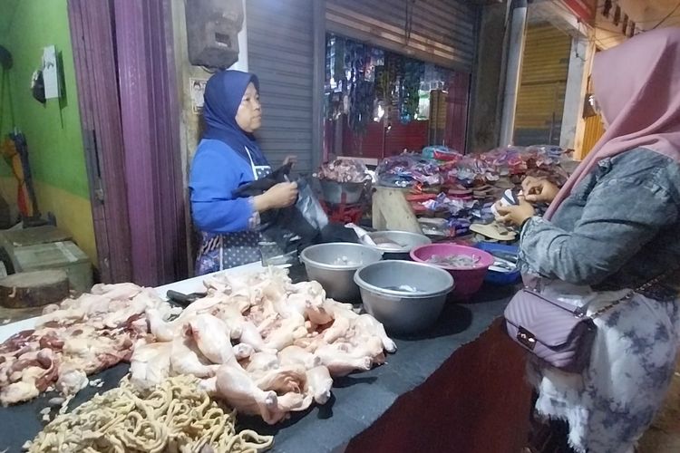 Penjual daging ayam di Pasar Ajibarang, Kabupaten Banyumas, Jawa Tengah, Selasa (4/7/2023).