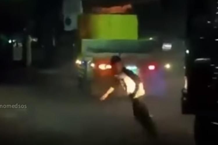 Tangkapan layar video viral yang memperlihatkan aksi sejumlah remaja nekat mengadang truk yang melintas di Bekasi.