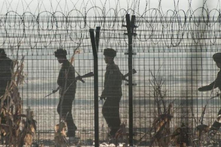 Pasukan penjaga perbatasan Korea Utara sedang melakukan patroli rutin.