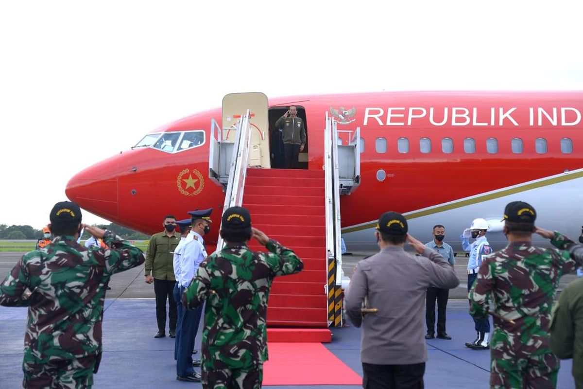 Foto Biro Pers, Media, dan Informasi Sekretariat Presiden: Presiden Joko Widodo bertolak menuju Provinsi Nusa Tenggara Barat (NTB) untuk melakukan kunjungan kerja, Jumat (12/11/2021).