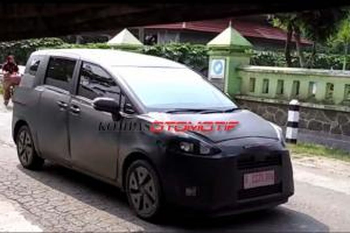 Toyota Sienta terekam kamera sedang diuji di Kebumen, Jawa Tengah, Kamis (14/1/2016).