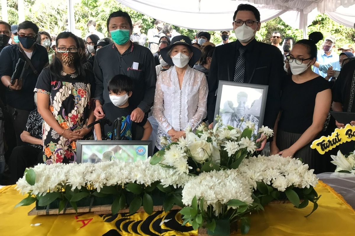 Istri Herman Onesimus Lantang, Joyce Moningka; anak sulung, Erol Lantang (sebelah kiri Joyce), dan anak bungsu, Cernan Lantang (sebelah kanan Joyce) di pemakaman Herman Lantang di Taman Pemakaman Umum (TPU) Tanah Kusir, Jakarta Selatan pada Selasa (23/3/2021) siang.