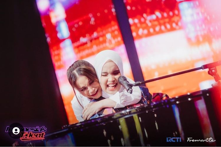 Penyanyi Rossa dan Putri Ariani duet di atas panggung Indonesia's Got Talent, Jumat (9/6/2023).