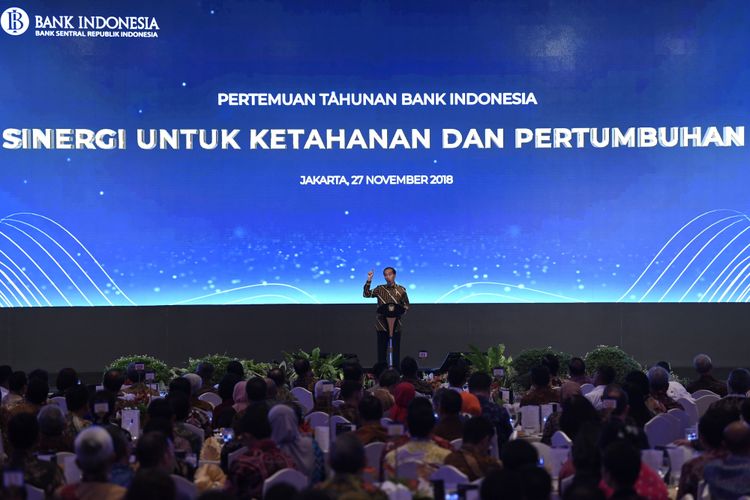 Presiden Joko Widodo menyampaikan sambutan dalam Pertemuan Tahunan Bank Indonesia Tahun 2018 di Jakarta, Selasa (27/11/2018). Dalam kesempatan tersebut, Presiden mengapresiasi langkah Bank Indonesia (BI) yang berupaya menstabilkan nilai tukar rupiah terhadap dolar Amerika. ANTARA FOTO/Puspa Perwitasari/hp.