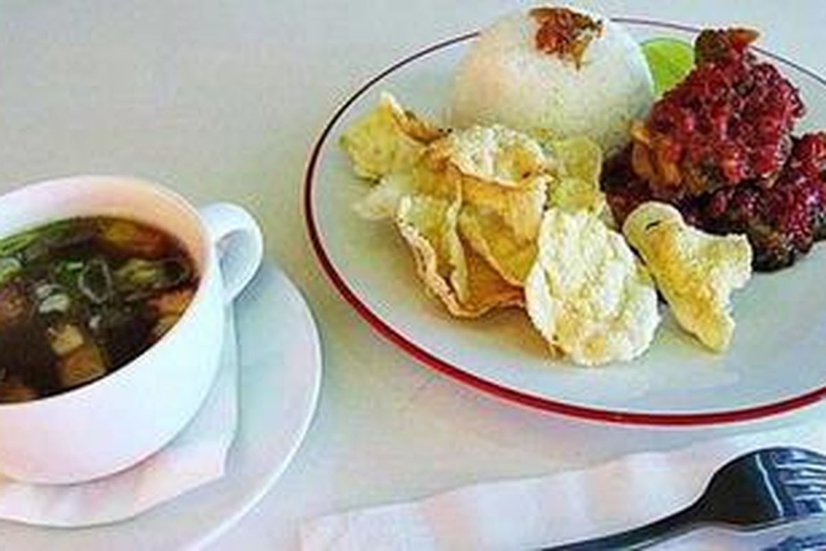 Sop buntut balado, menu andalan Comic Cafe di Epiwalk, Epicentrum, HR Rasuna Said, Jakarta Selatan.