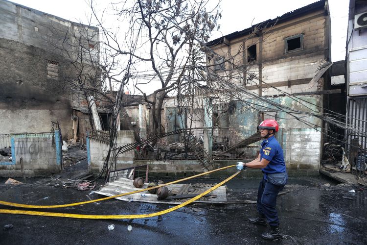 Petugas pemadam kebakaran merapikan selang air di Kampung Tanah Merah usai kebakaran Depo Pertamina Plumpang, Koja, Jakarta Utara, Sabtu (4/3/2023). Kebakaran ini mengakibatkan 17 orang meninggal dunia dan 51 orang luka-luka.