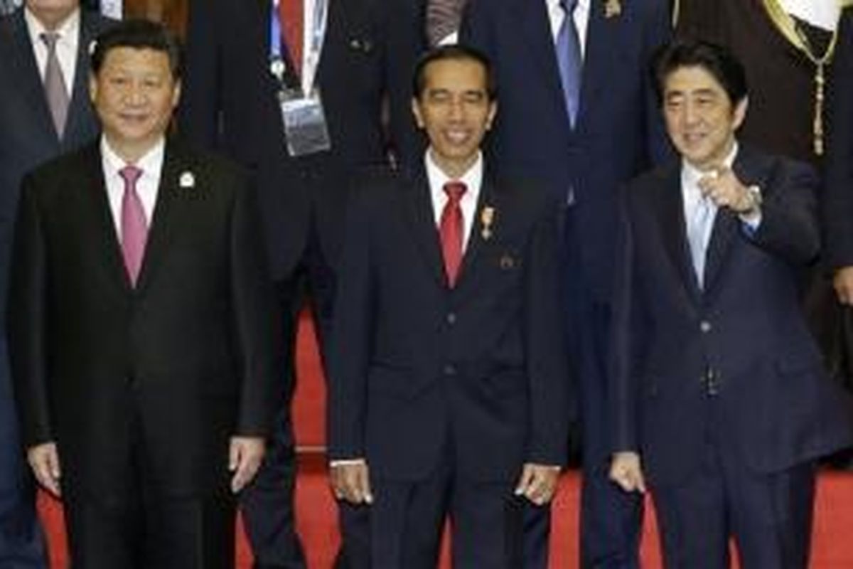 Presiden Tiongkok Xi Jinping, Presiden Indonesia Joko Widodo, dan perdana Menteri Jepang Shinzo Abe bersiap untuk foto grup bersama memepringati Konferensi Asia Afrika ke-60