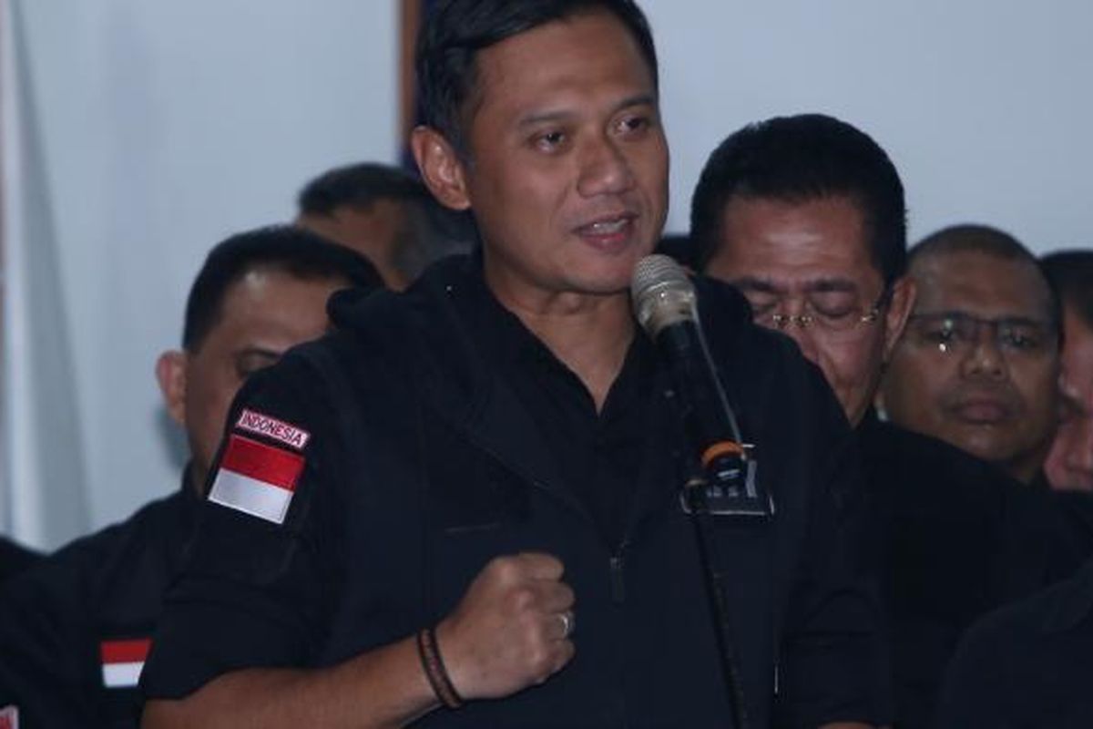 Cagub DKI Jakarta nomor urut 1, Agus Harimurti Yudhoyono saat memberikan keterangan pers di Kantor DPP Partai Demokrat, Wisma Proklamasi, Jakarta, Rabu (15/02/2017). Agus menyatakan menerima hasil Pilkada DKI Jakarta berdasarkan hasil hitung cepat dan mengucapkan terima kasih kepada seluruh tim pemenangan Agus-Sylvi yang sudah membantunya.